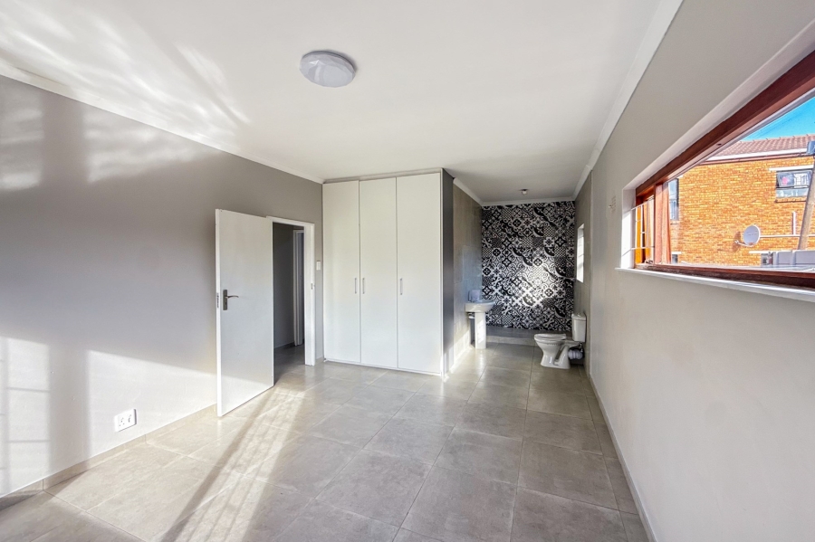 5 Bedroom Property for Sale in Monte Vista Western Cape